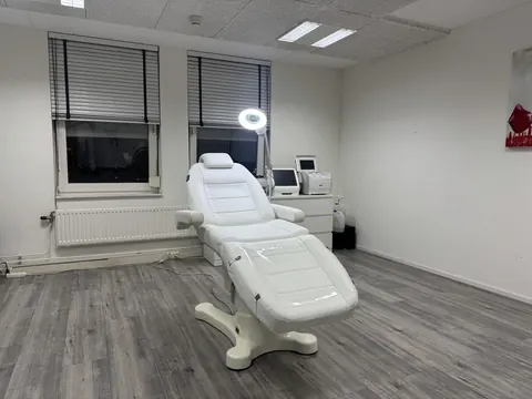 De tweede behandelkamer in Almere, met een witte behandelstoel en een ringlamp