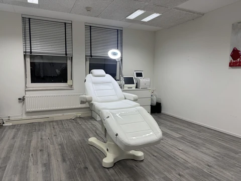 De tweede behandelkamer in Almere, met een witte behandelstoel en een ringlamp