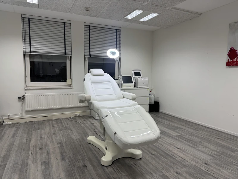 De tweede behandelkamer in Almere, met een witte behandelstoel en een ringlamp