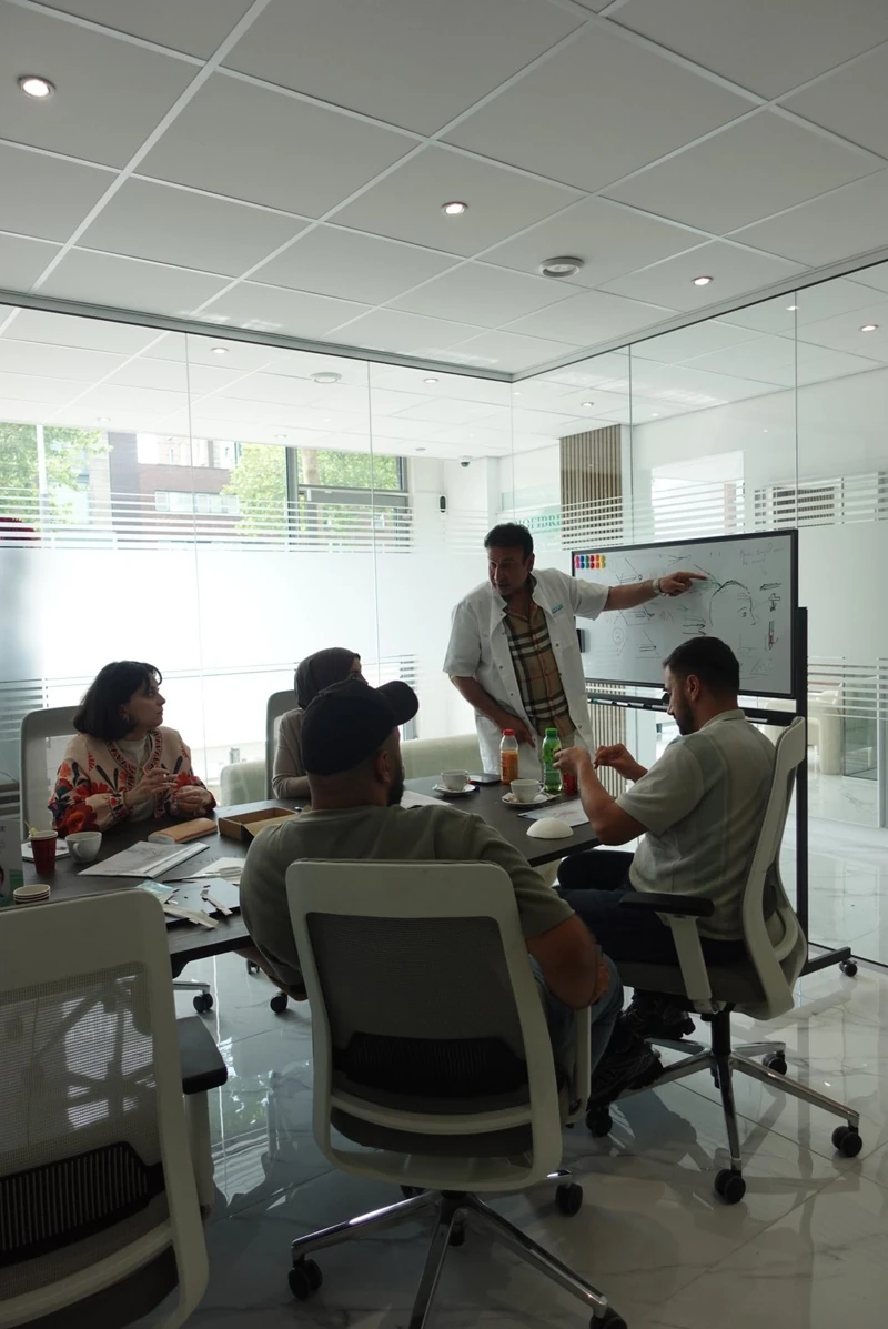 Theorie aan tafel tijdens de Biofibre®-training